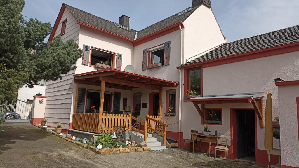 拉恩河畔林堡Casa Schönblick & E-Ladestation的白色的房子,设有门廊和阳台