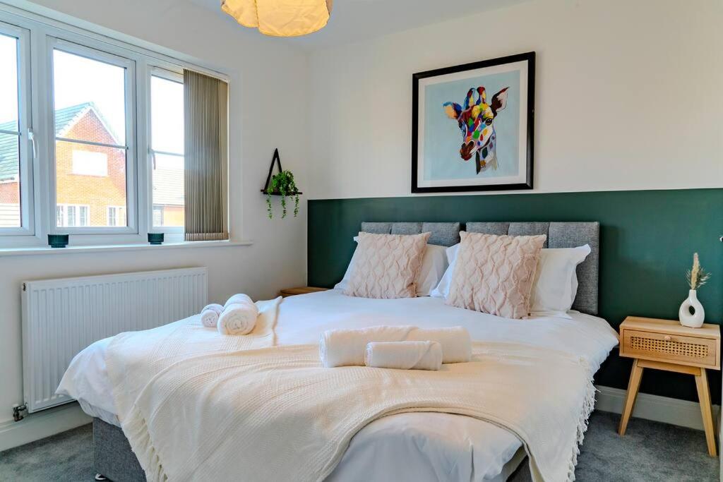 彼得伯勒Idyllic 3-bed home in Peterborough with Parking by HP Accommodation的窗户客房内的一张大白色床
