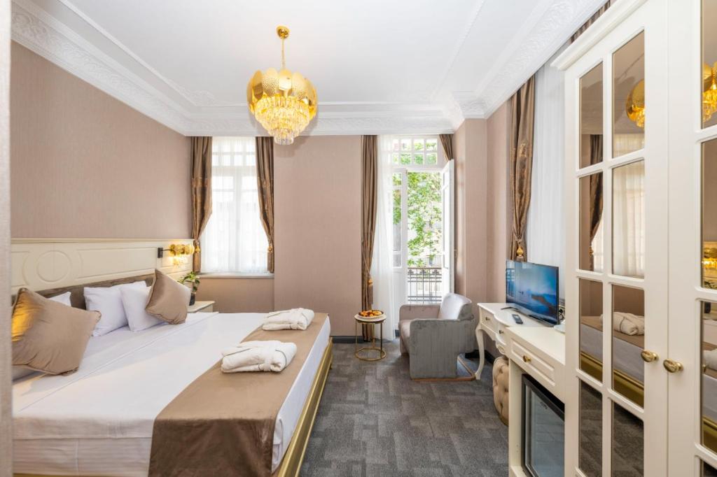伊斯坦布尔Moonlight Elegance Boutique Hotels的一间卧室配有一张大床和电视