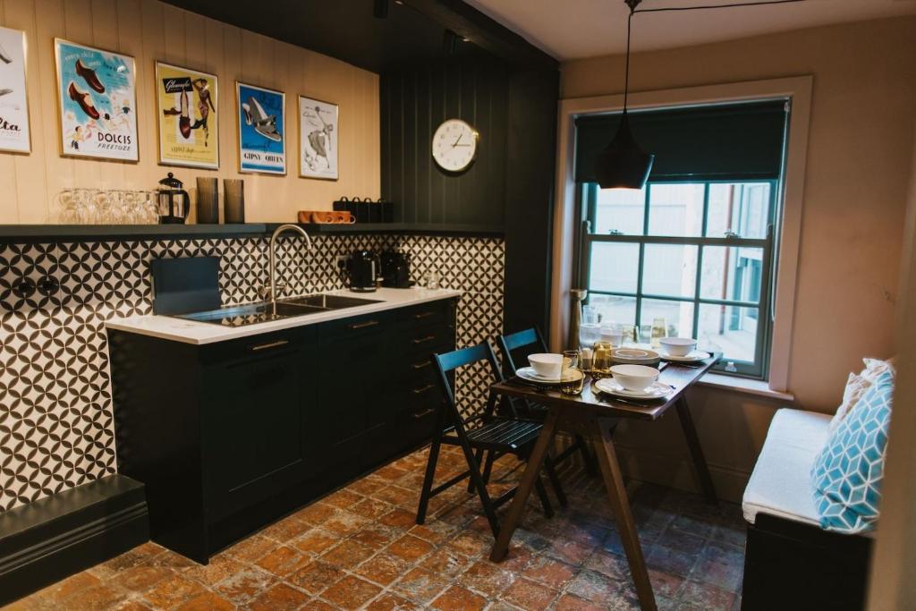 布里格Cobblers Cottage Brigg的厨房配有水槽和桌椅