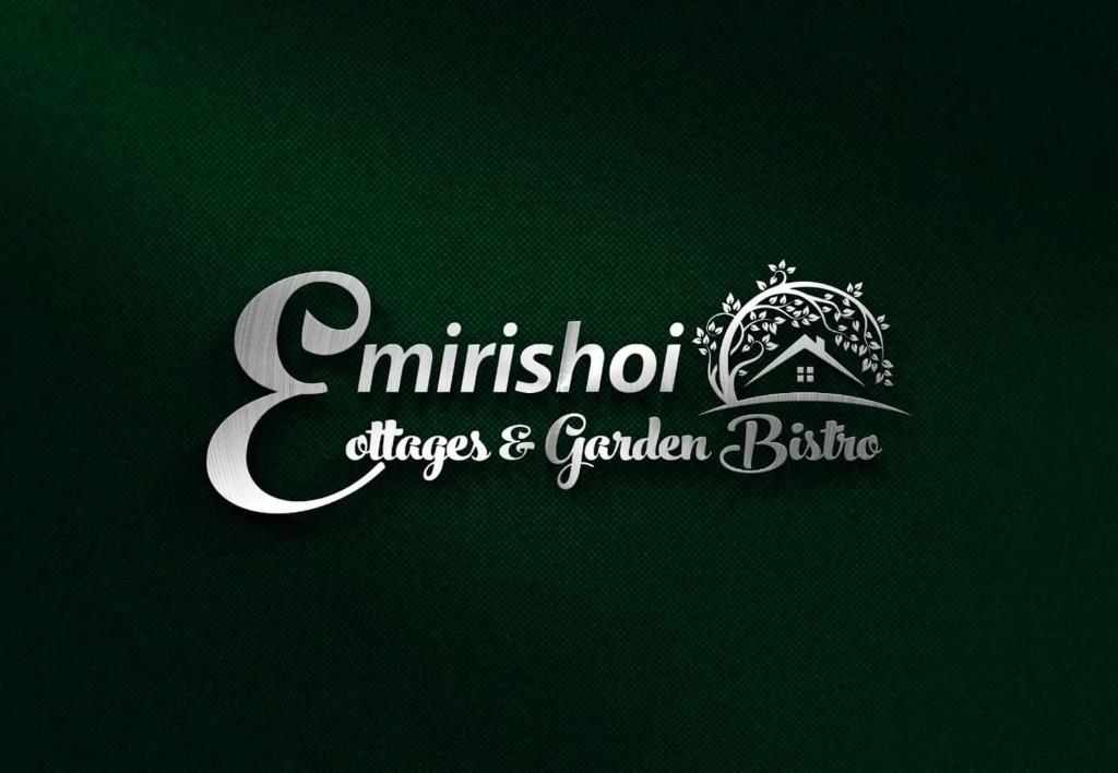 NarokEmirishoi Cottages and Garden Bistro的绿色背景餐厅白色标志