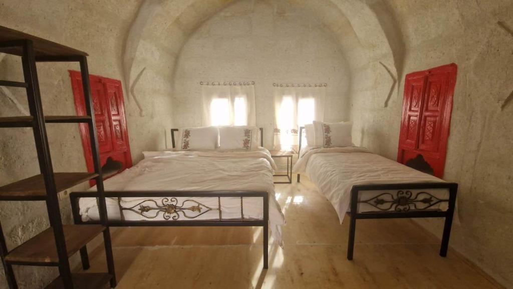 阿瓦诺斯KING SOLOMON PALACE的红色门的客房内的两张床