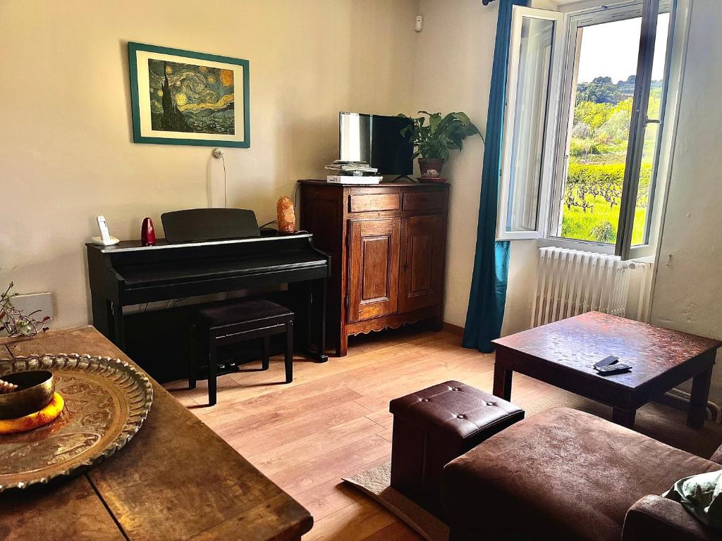 尼翁Le Clos des Laurons的客厅配有钢琴和沙发