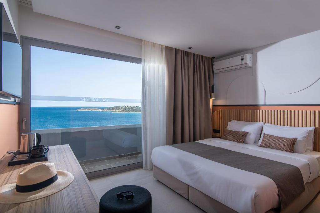 阿基欧斯尼古拉斯米斯特拉尔海湾酒店的一间卧室设有一张大床和一个大窗户