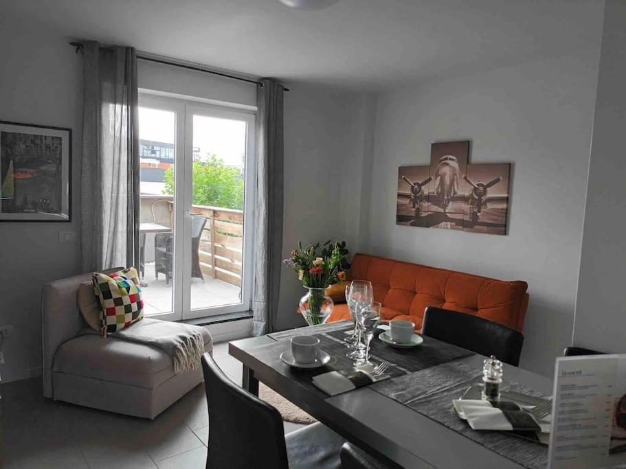 代因泽Appartamento confortevole的客厅配有橙色沙发和桌子