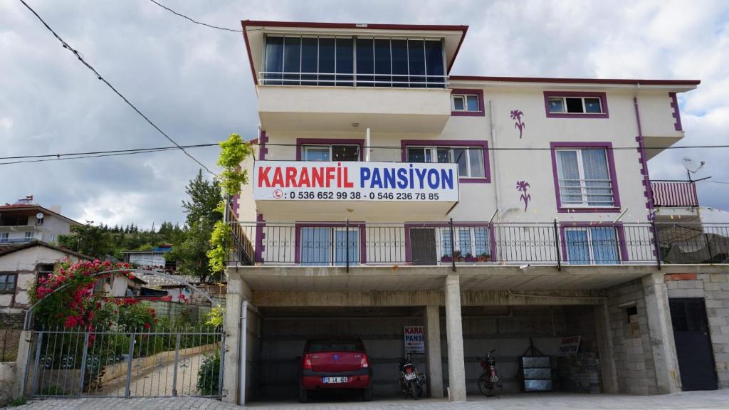 YeşilovaSalda Karanfil Pansiyon的前面设有停车库的建筑