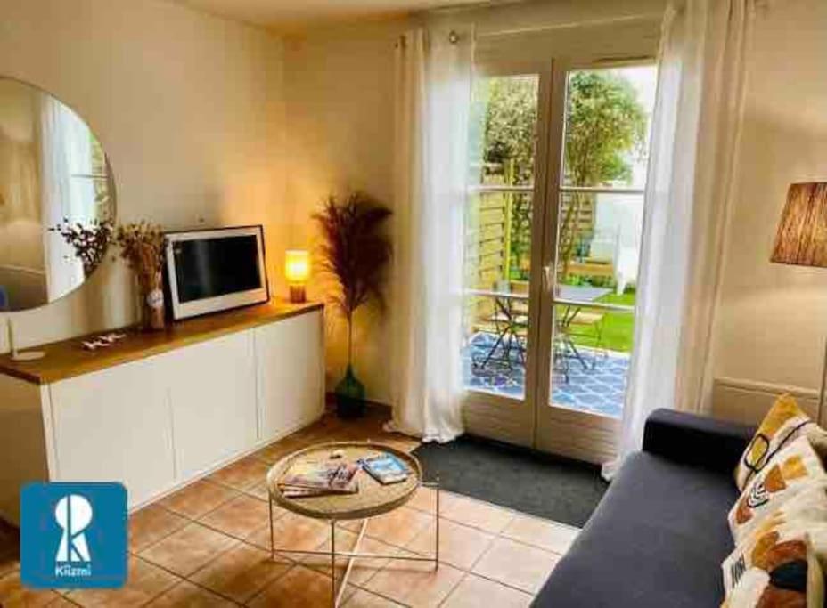 阿尔桑雷IDR-0022 - Maison proche de la plage du Grignon的带沙发和电视的客厅