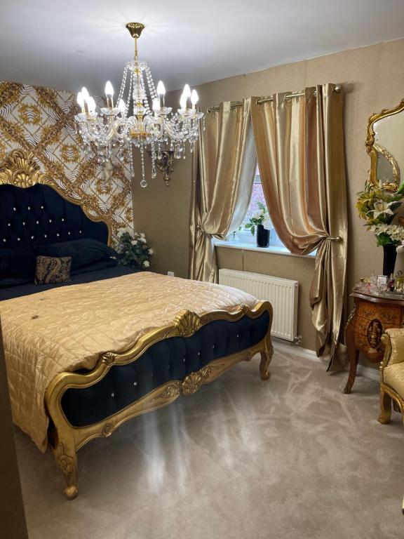 普雷斯顿Stunning 2 bedroom apartment的一间卧室配有一张特大号床和吊灯