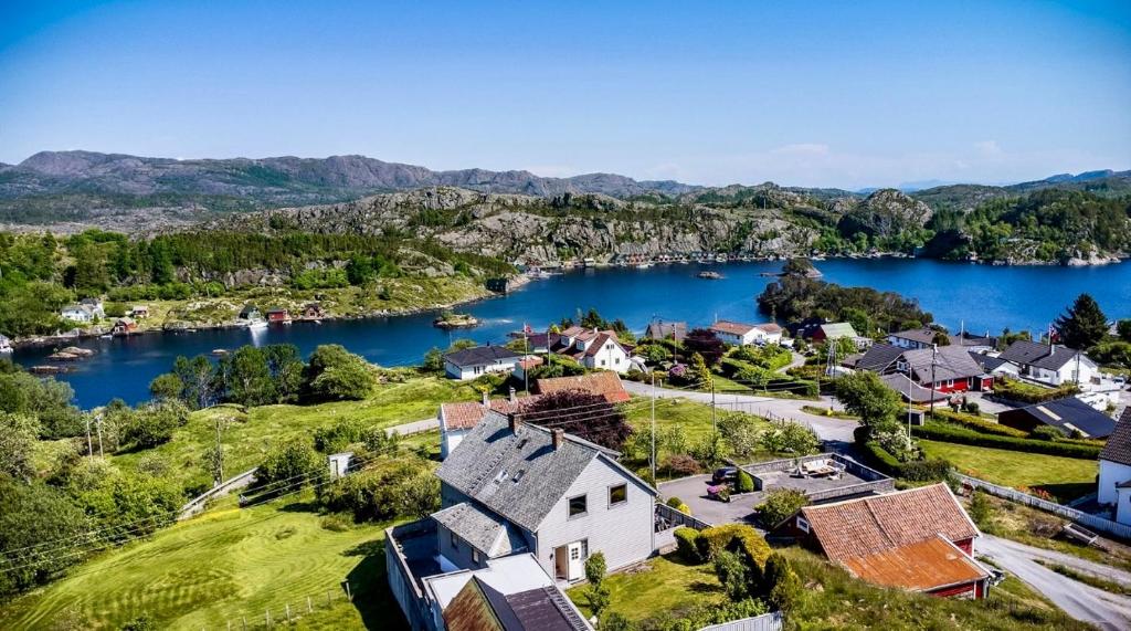 NeseFjord-View Apartment的享有湖泊城镇的空中景致