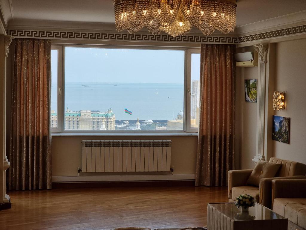 巴库Central sea view的客厅设有大窗户