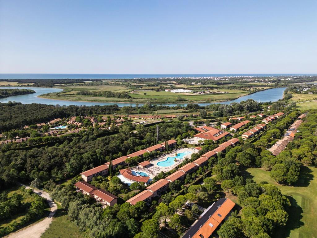 利尼亚诺萨比亚多罗Green Village Eco Resort的享有带游泳池和河流的度假村的空中景致