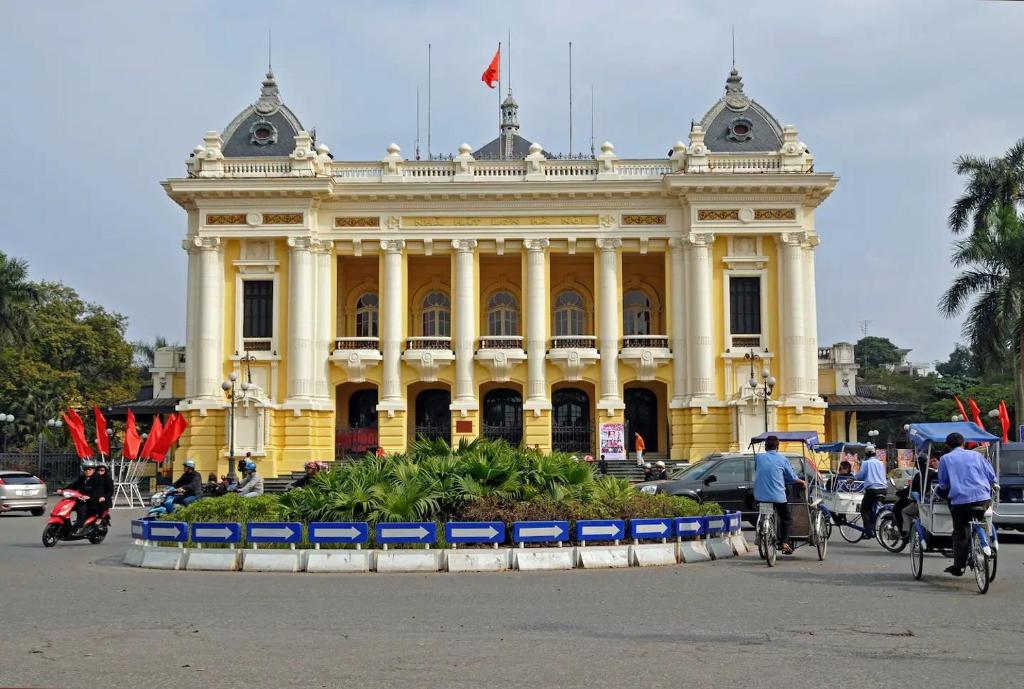 河内Homestay-kim mã -giang văn minh -Giảm Giá 20 Phần Trăm的一座建筑前面有骑车的人