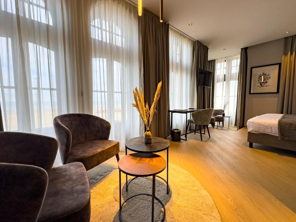 德帕内瑟莱斯特别墅酒店的客厅配有沙发、椅子和1张床