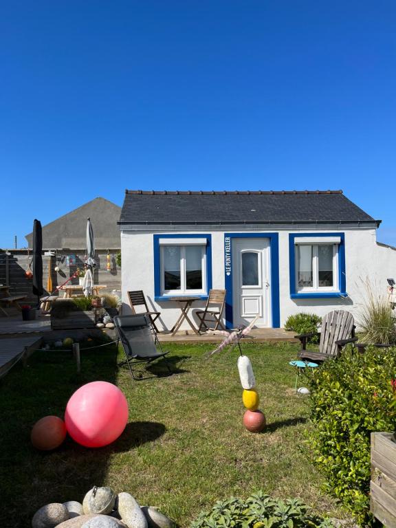 朗波普卢阿尔泽Penty de Mézareun的院子里的蓝色和白色房子,有球