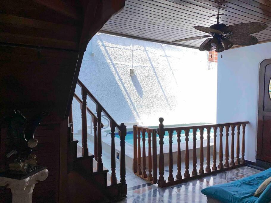 库库塔Lujosa casa, excelente sector, amplia con piscina的客房设有带大窗户的楼梯。