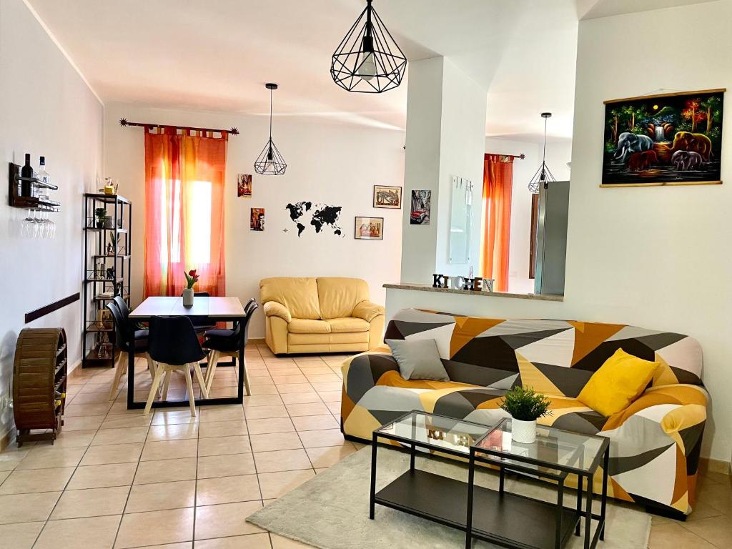 布拉恰诺La Corte del Principe的客厅配有沙发和桌子