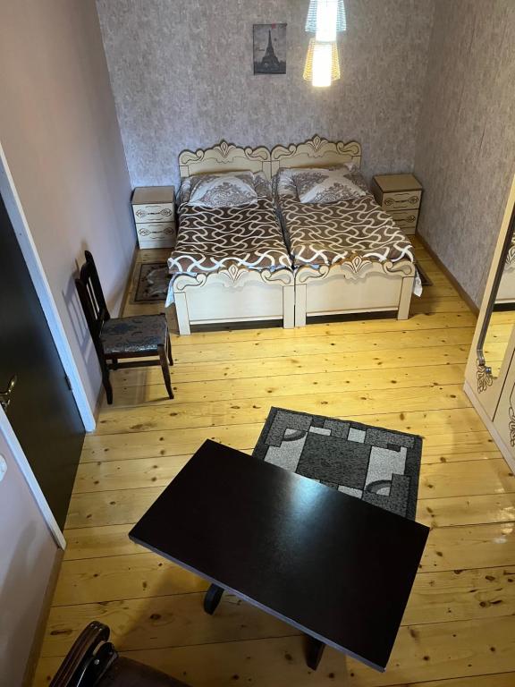 梅斯蒂亚Guest House Latali的一间卧室配有一张床和一张桌子
