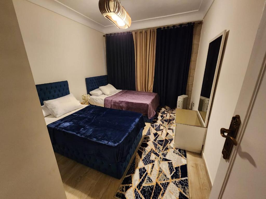 亚历山大Panorama sea view Domino's house的酒店客房设有两张床和窗户。