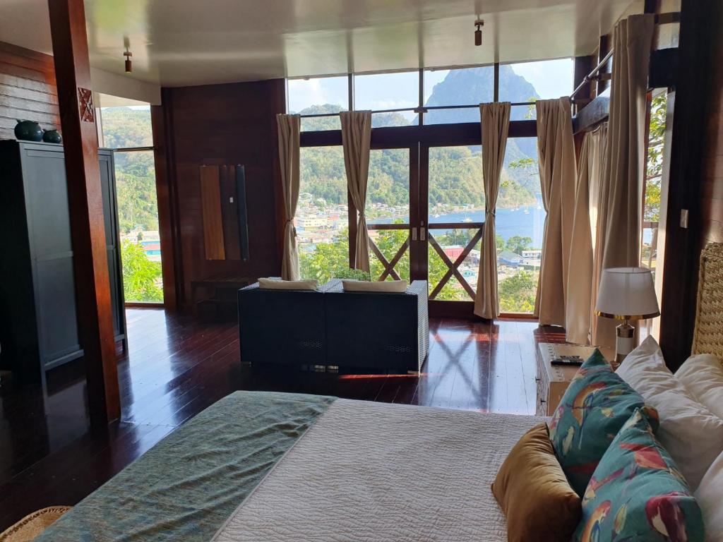 苏弗里耶尔Green Fig Resort & Spa的客厅设有床和大窗户