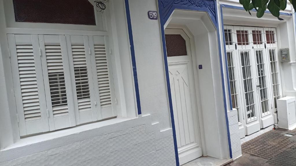 蒙得维的亚Casa Triada的白色的大门,房子里用蓝色的修饰