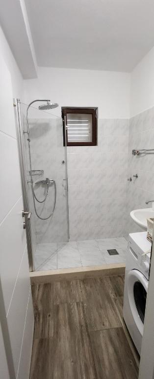 特罗吉尔卡佩塔诺维德诺里公寓的带淋浴和卫生间的白色浴室