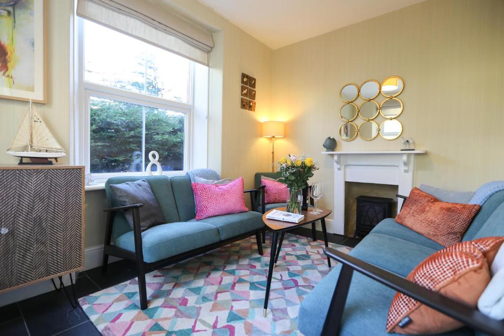 林茅斯Ferndale Cottage的客厅设有两张沙发和一个壁炉