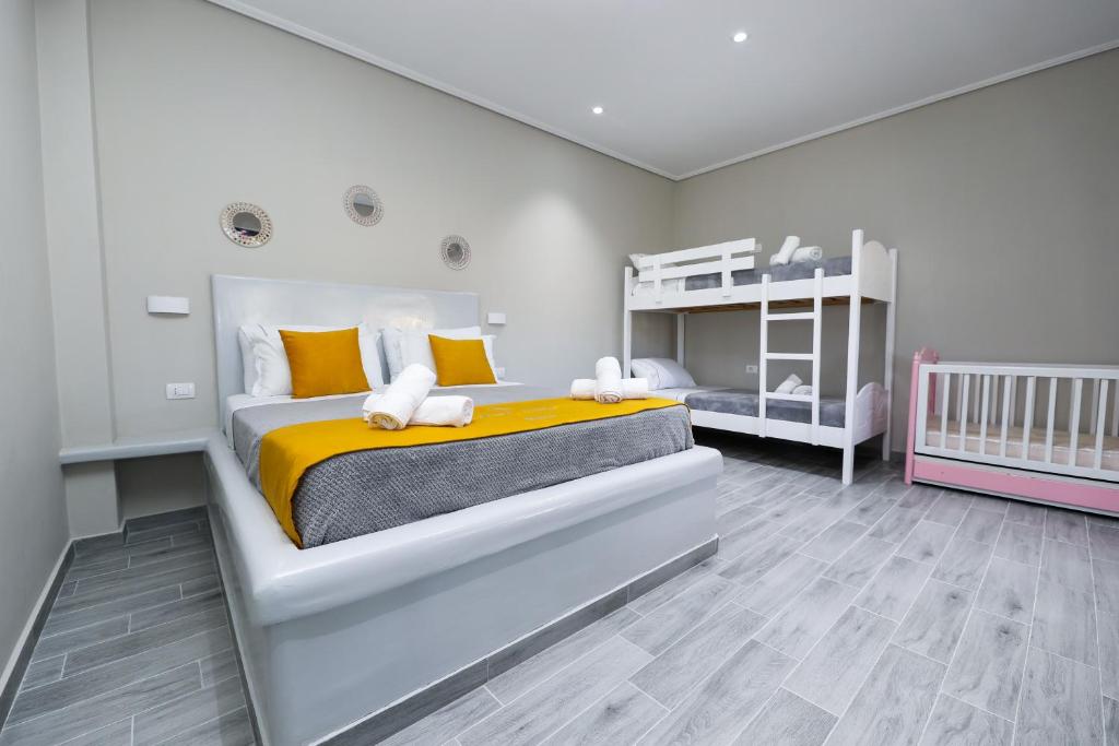 伏罗拉Guest House Narta的一间卧室配有一张大床和一张婴儿床。