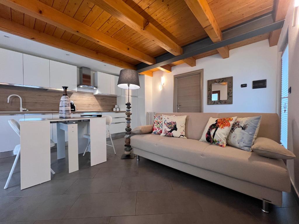 奥斯塔Grazioso appartamento的客厅配有沙发和桌子