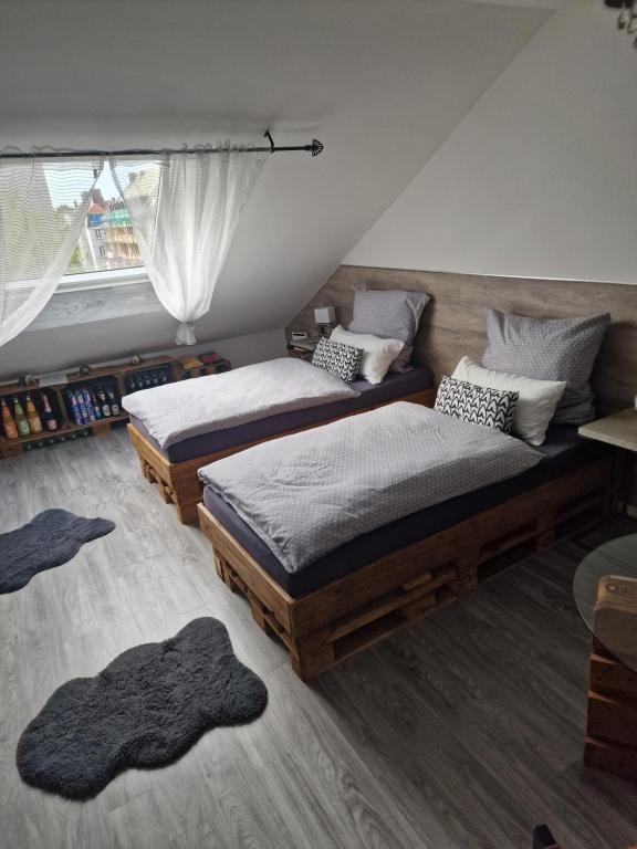 多特蒙德Schlafgut24 2的一间卧室设有两张单人床和一个窗户。
