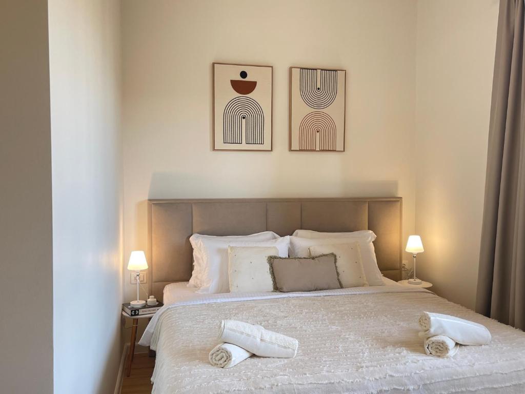 克鲁亚Pisha Panoramic Rooms的一间卧室配有一张床,上面有两条毛巾