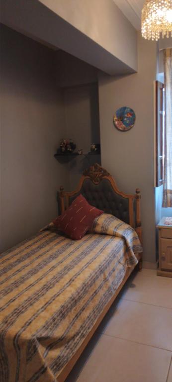 圣米格尔·德·图库玛Los nietos alojamiento céntrico的一间卧室配有带条纹被子的床