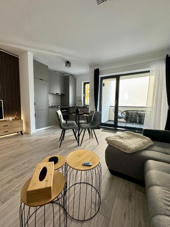 布拉索夫VLD apartment的客厅配有沙发和桌子