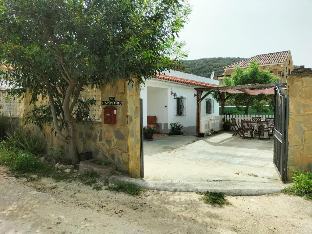 贝纳卢普-卡萨斯维耶哈斯El Capricho的一座树屋和一座庭院
