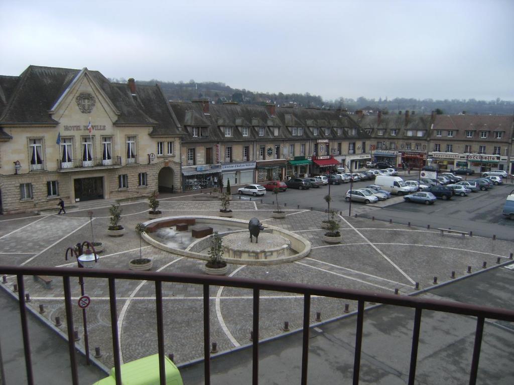 维穆蒂尔斯Le Soleil D'or的享有一个小镇的景色,停车场有车辆停放