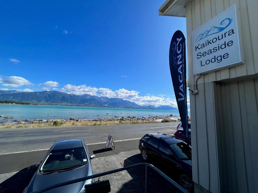 凯库拉Kaikoura Seaside lodge的停在海边建筑外的汽车