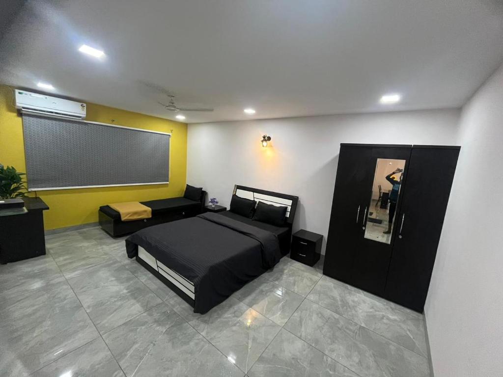 浦那Luxurious 2Bhk Fully Furnished apartment的一间卧室配有床和投影屏幕
