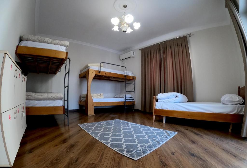 地拉那Left and Right Hostel的客房设有两张双层床和镜子