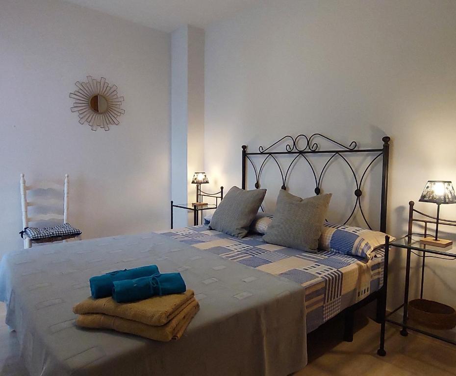 拉梅特拉·德·玛尔Atico dúplex en Ametlla de Mar的一间卧室配有一张床,上面有两条毛巾