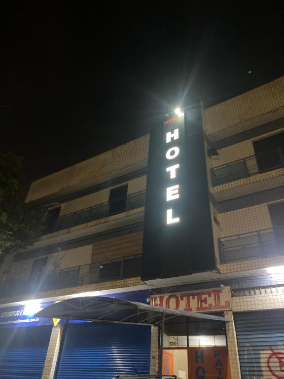 圣保罗Hotel Patriarca的夜间有酒店标志的建筑