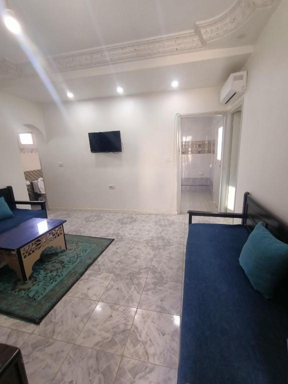 Djerbaadel vacation的客厅配有沙发和桌子