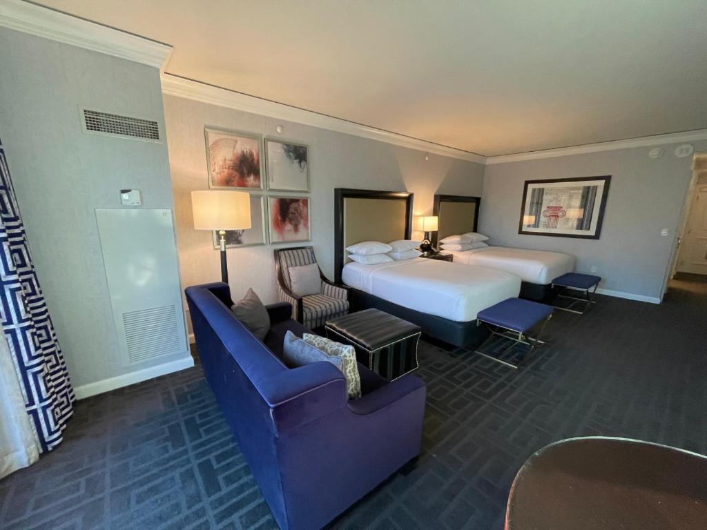 大西洋城Cozy Unit by Caesars Atlantic City的酒店客房,配有一张床和两把椅子