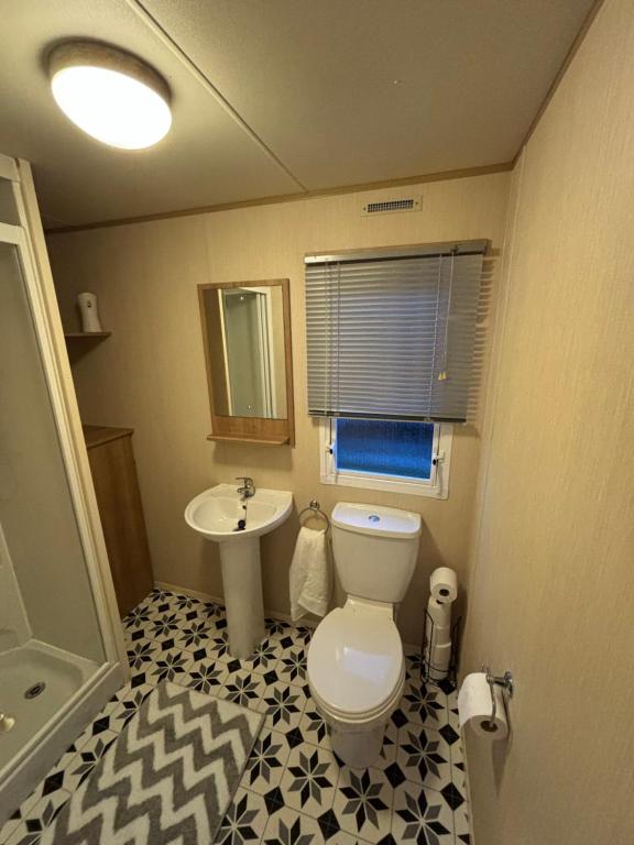 英戈尔德梅尔斯H13 Sunnymede的一间带卫生间和水槽的浴室