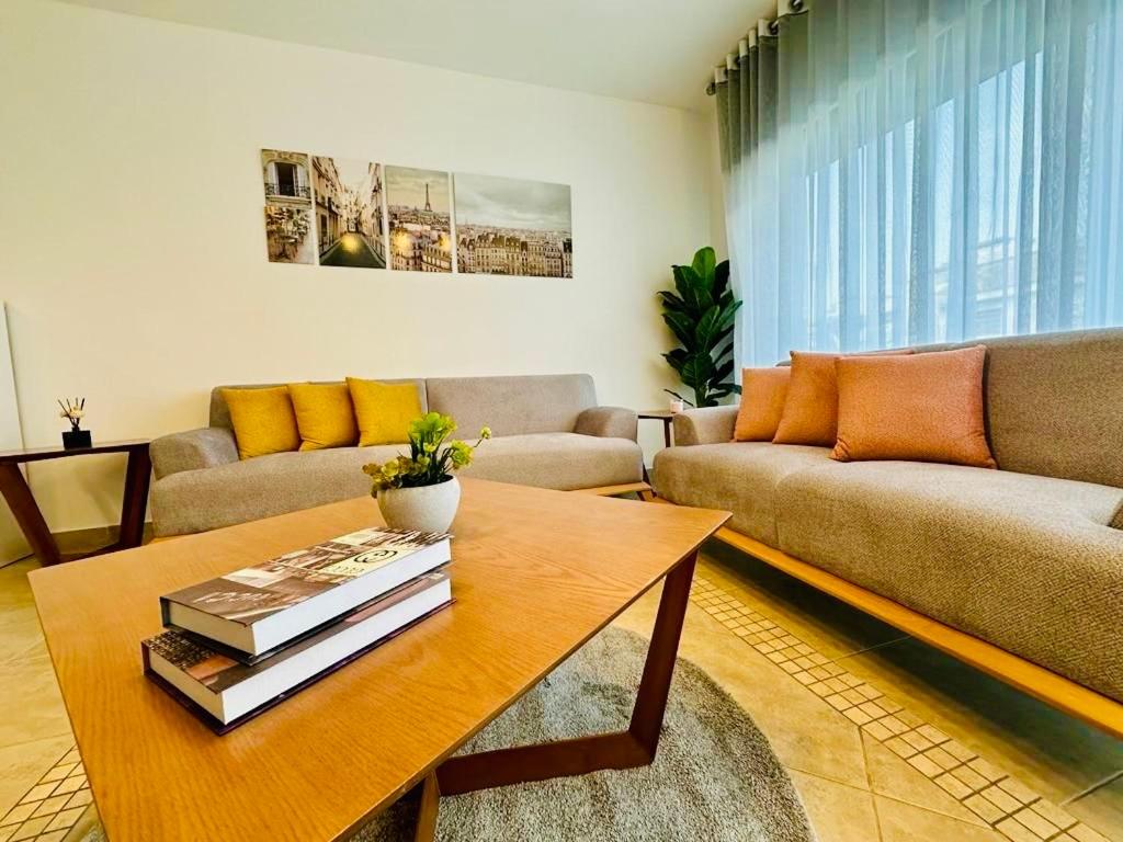 安曼Abdoun Place的带沙发和咖啡桌的客厅