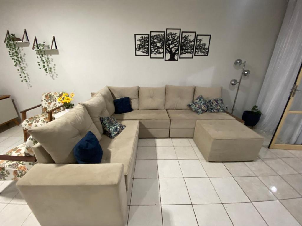 阿拉沙Apartamento até 8 pessoas Araxá Ótima localização的客厅配有沙发和桌子