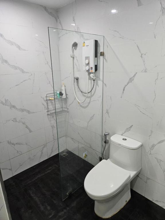 万象PND apartment 코너룸 한국식 콘도的带淋浴和卫生间的白色浴室