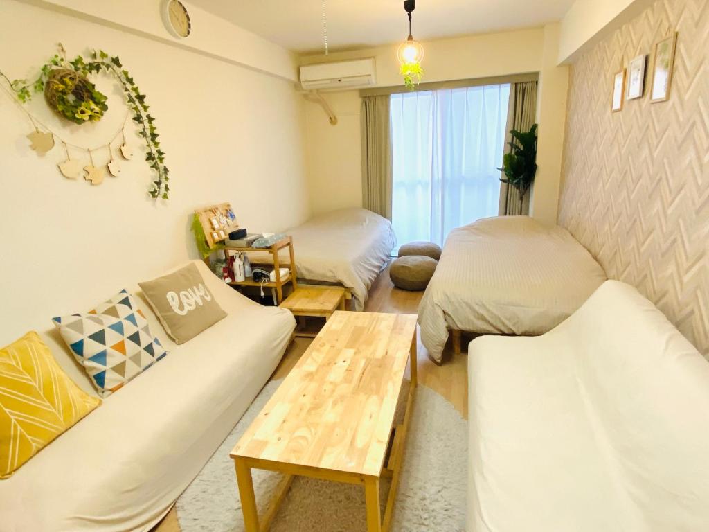 东京副都心線池袋駅から徒歩2分のマンション的一间带两张床和一张沙发的客厅