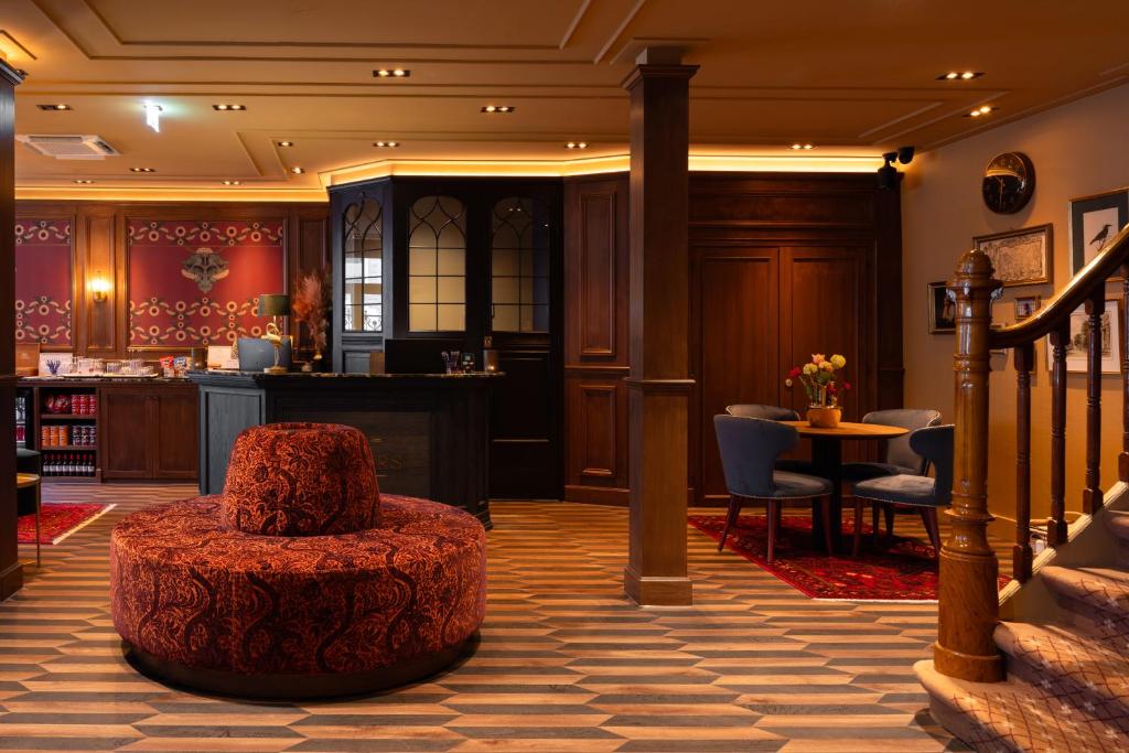 阿姆斯特丹阿德尔斯酒店的大厅,中间有一张奥斯曼凳
