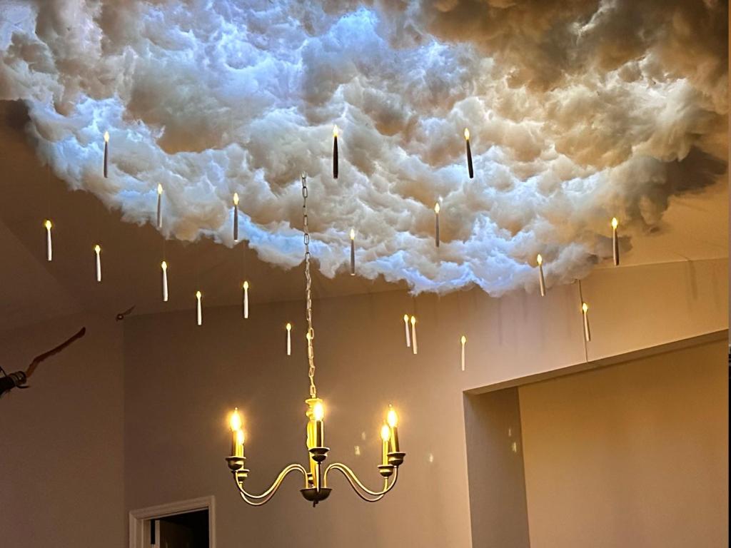 奥兰多Harry Potter Themed Luxury Apartment 3bd 2bth - Universal Studios的吊灯挂在天花板上,云朵