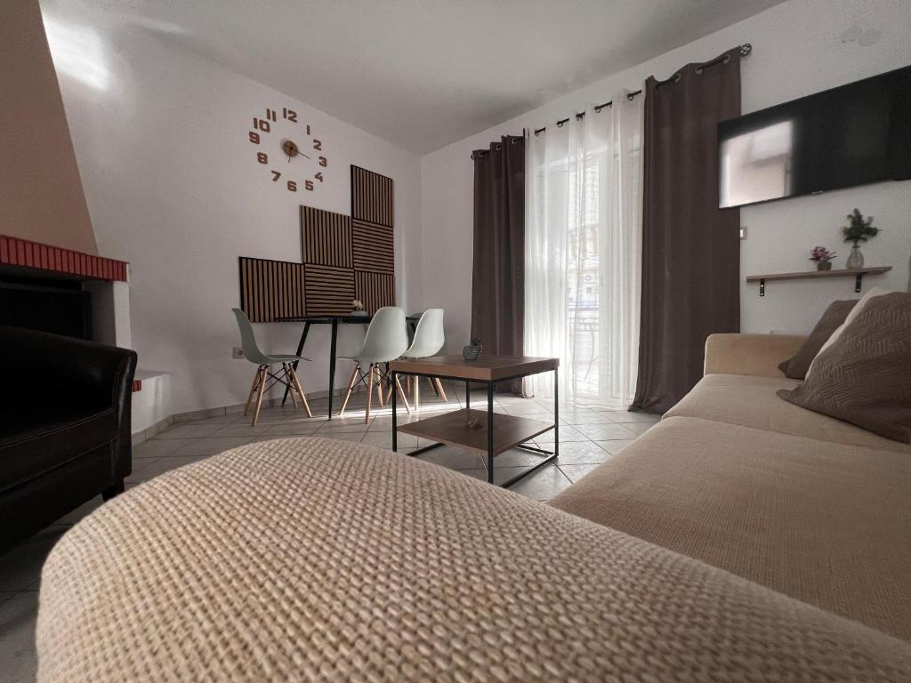 佩科霍里Bella Maisonette的一间卧室配有一张床、一张桌子和闹钟