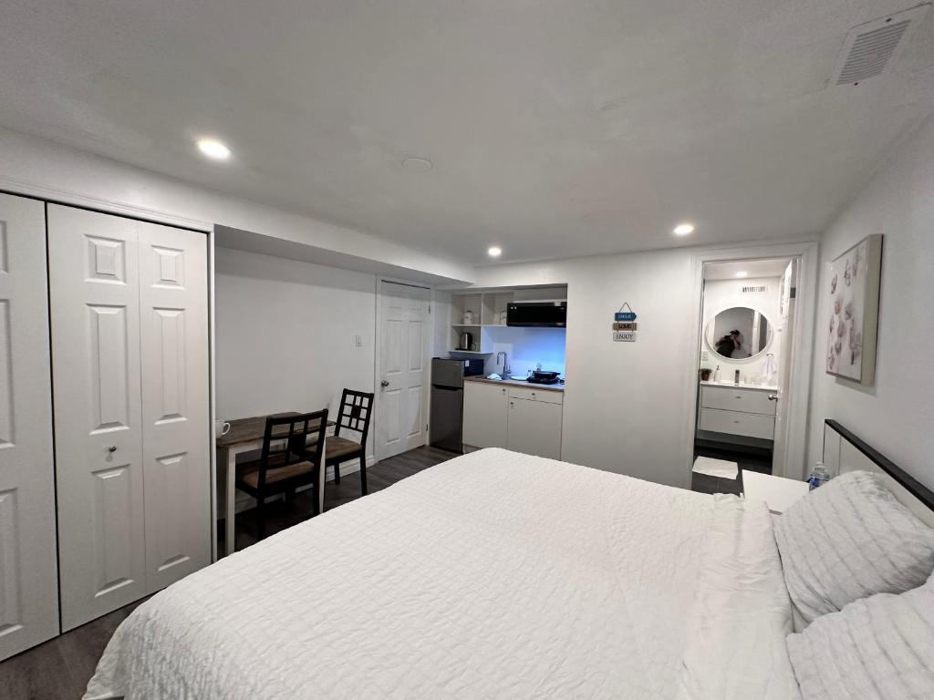 米西索加Riverwood Home的一间带白色床的卧室和一间厨房